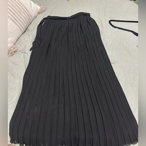 Black maxi pleated skirt with tie belt